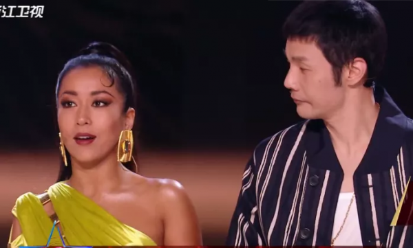 衛視中秋晚會明星造型:張碧晨人魚裙仙氣足,戚薇蓬蓬袖誇張 衛視中秋晚會明星造型:張碧晨人魚裙仙氣足,戚薇蓬蓬袖誇張