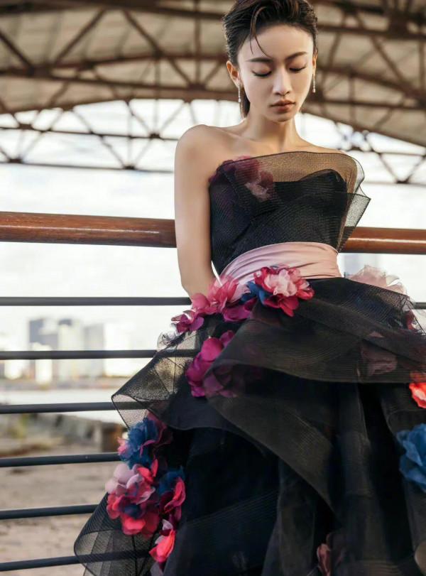 吳謹言高畫質圖片，裙子很好看，人太瘦了