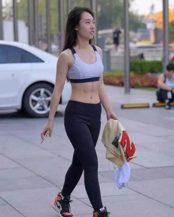 不要千篇一律的動感套裝，活力黑白配色顯得整潔清爽