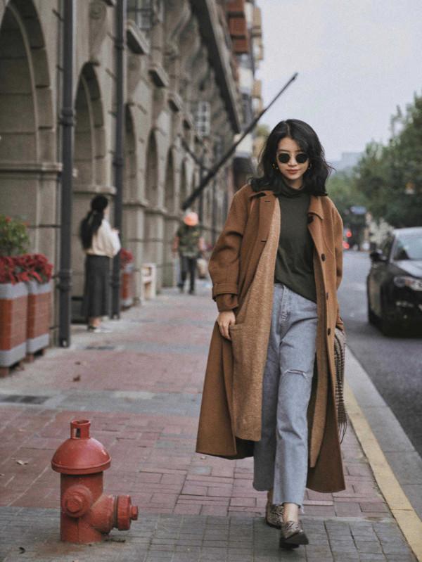 秋冬、比黑白灰更炸街的是什麼顏色？當然是大地色大衣，又颯又美