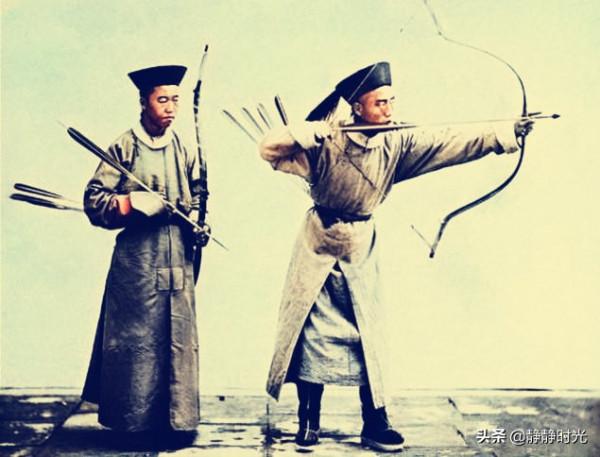 晚清老照片:男子留長指甲,兵丁撅腚射箭,男子舉大石 晚清老照片:男子留長指甲,兵丁撅腚射箭,男子舉大石