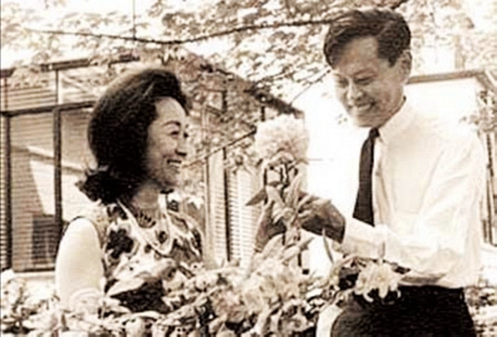 楊振寧第一次面見毛主席,毛主席問他:“萬壽無疆”科不科學? 楊振寧第一次面見毛主席,毛主席問他:“萬壽無疆”科不科學?