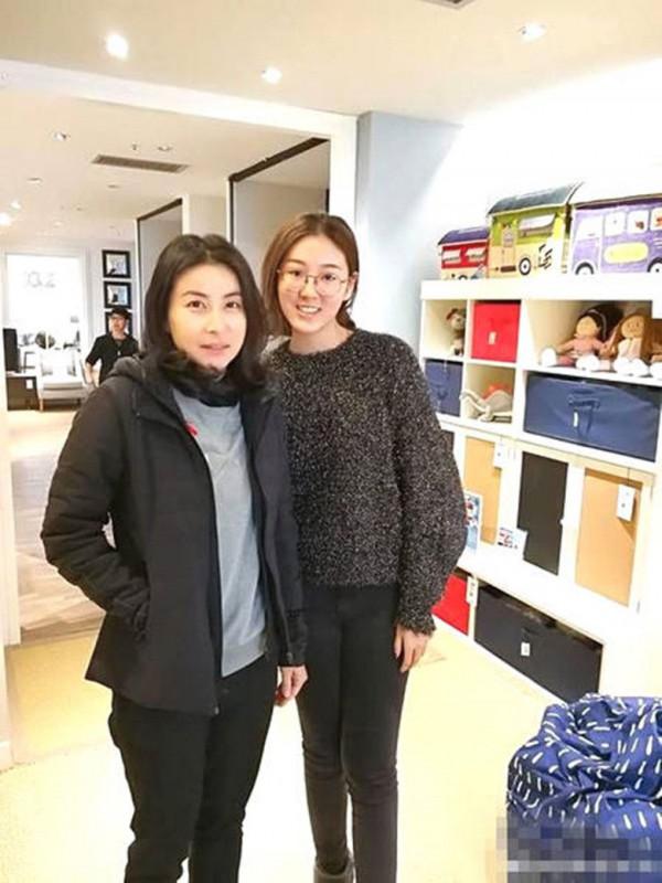 郭晶晶素顏被路人碾壓，穿棉服一副中年人打扮，但氣質大方高貴