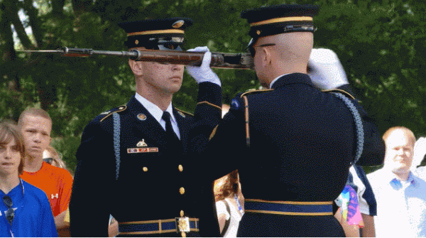 滿滿的儀式感，美國阿靈頓公墓驗槍換崗背後的故事