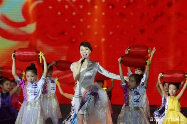 老公比自己大37歲，9登春晚後被稱為民歌天后，你知道她是誰嗎？