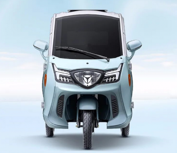 雅迪新款全封閉式電動三輪車，遮風擋雨，動力強勁，續航達100km