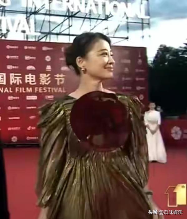 女明星紅毯造型千奇百怪，楊穎太俗，梅婷讓人笑出聲，佟麗婭驚豔