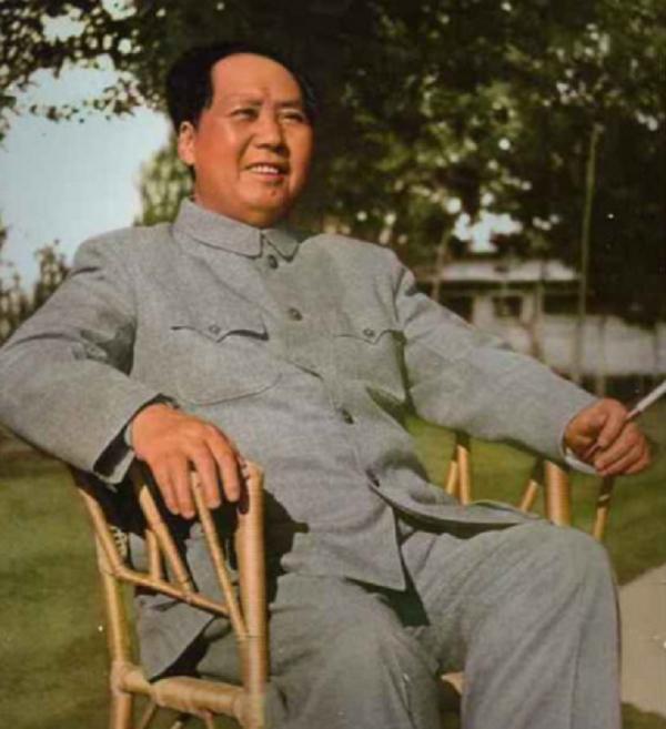 重慶談判時，每天抽50支菸的毛主席，被蔣介石評價：毛此人不可輕視