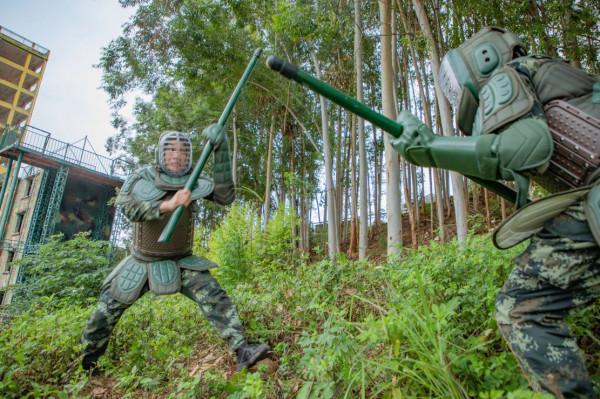 聚焦實戰！武警官兵組織開展刺殺對抗訓練