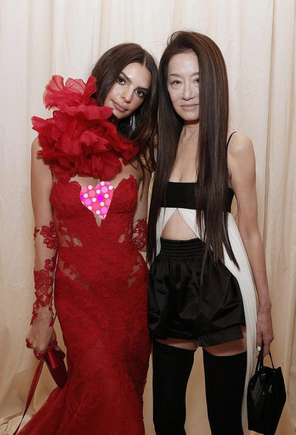 72歲的王薇薇照樣敢耍時髦，穿燕尾上衣好酷，站在超模旁也不輸陣