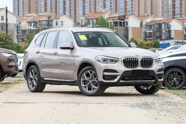 中型SUV寶馬X3，標配8AT+防爆輪胎，典型的豪華車