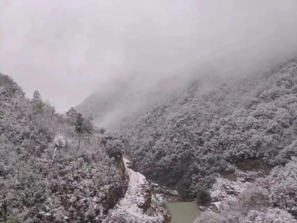 2022初雪降臨！冰墩墩驚喜亮相龍虎山