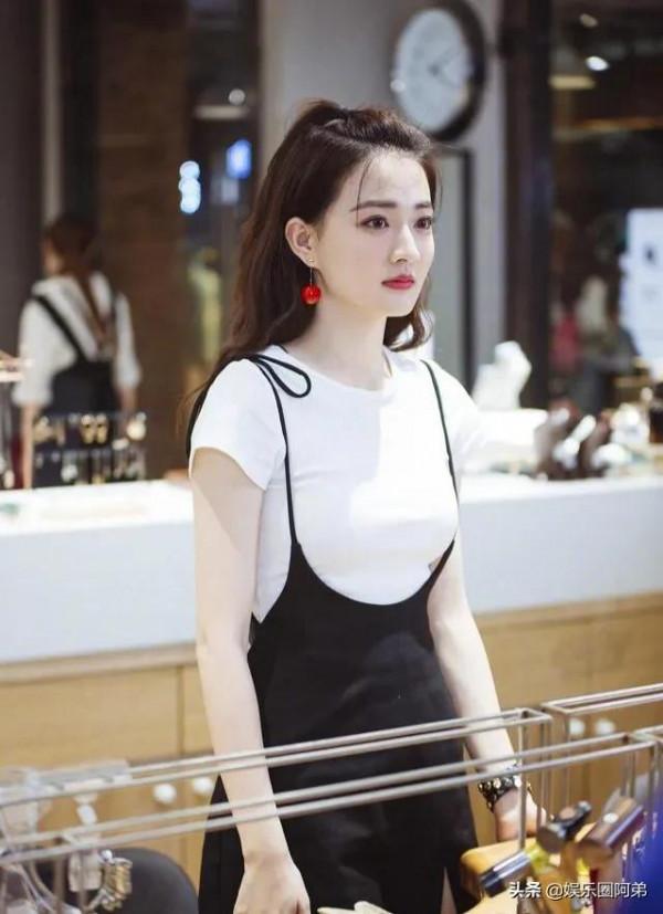 徐璐清純的外表和麵帶微笑的親和力深受大家喜歡