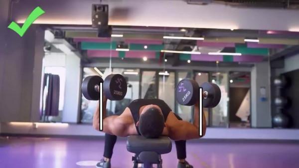 7個極易踩雷的“啞鈴臥推”錯誤,讓你越推越廢 7個極易踩雷的“啞鈴臥推”錯誤,讓你越推越廢