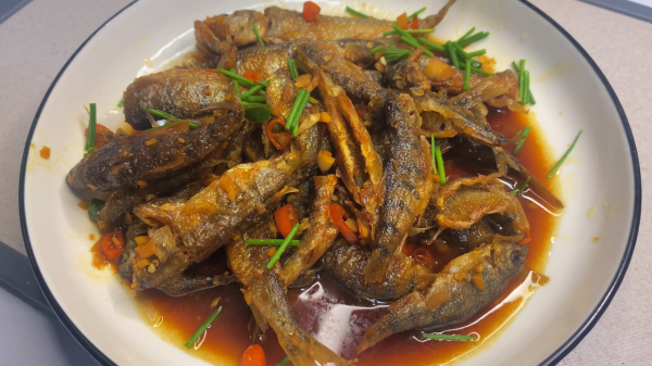 紅燒野生小溪魚，太鮮啦，這種魚在你家鄉叫啥？