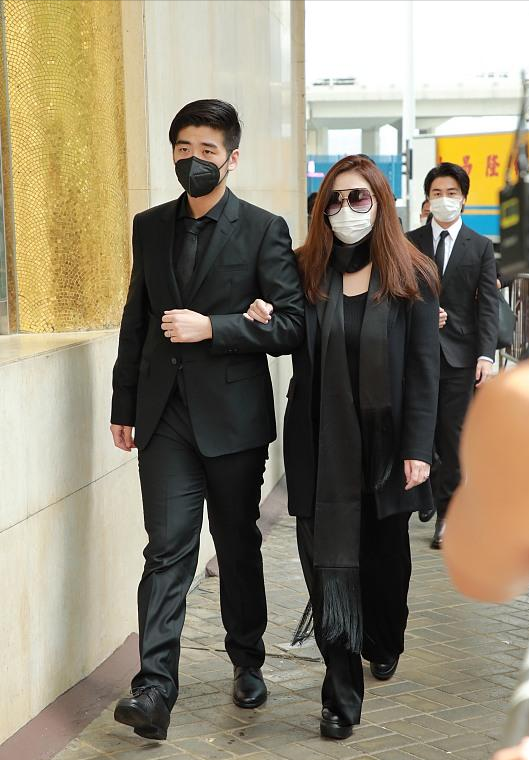 何超盈帶娃出遊，踩恨天高滿身大牌超土味，女兒被幹爹乾媽寵溺