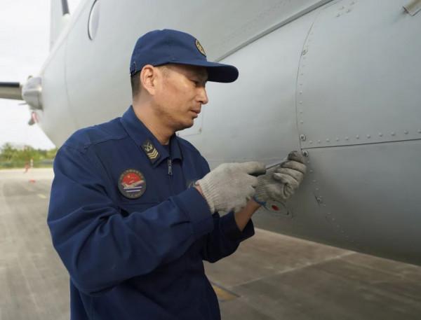 二級軍士長肖新建:為戰鷹把脈的“兵專家” 二級軍士長肖新建:為戰鷹把脈的“兵專家”