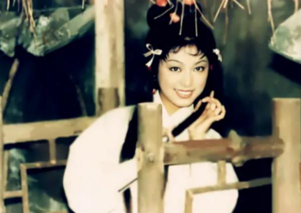 成龍苦追她8年，跟男友相戀26年不結婚，米雪如今怎樣了？