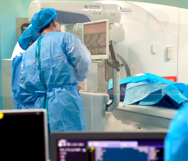 全國首臺5G+機器人遠端介入手術完成，北京經開區探索智慧醫療“新賽道”