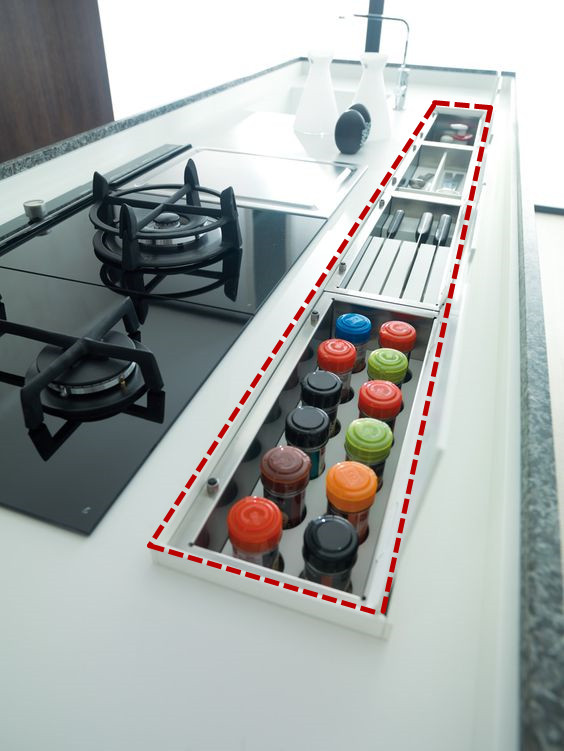 定製櫥櫃把水槽區加寬20公分,抬高雙層瀝水,保持檯面乾淨清爽 定製櫥櫃把水槽區加寬20公分,抬高雙層瀝水,保持檯面乾淨清爽