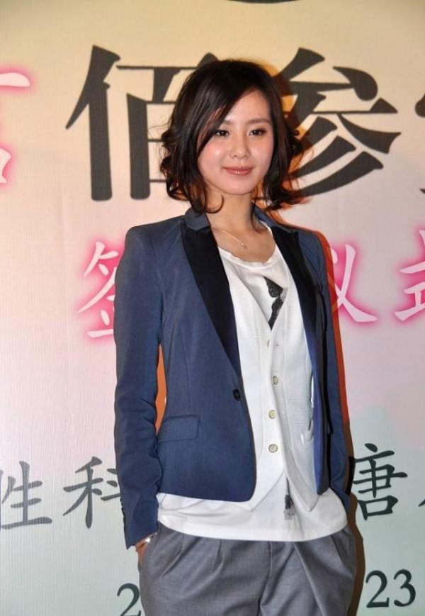 十年前的劉詩詩也太嫩了,感覺臉蛋能掐出水,穿灰色服裝還挺文藝 十年前的劉詩詩也太嫩了,感覺臉蛋能掐出水,穿灰色服裝還挺文藝