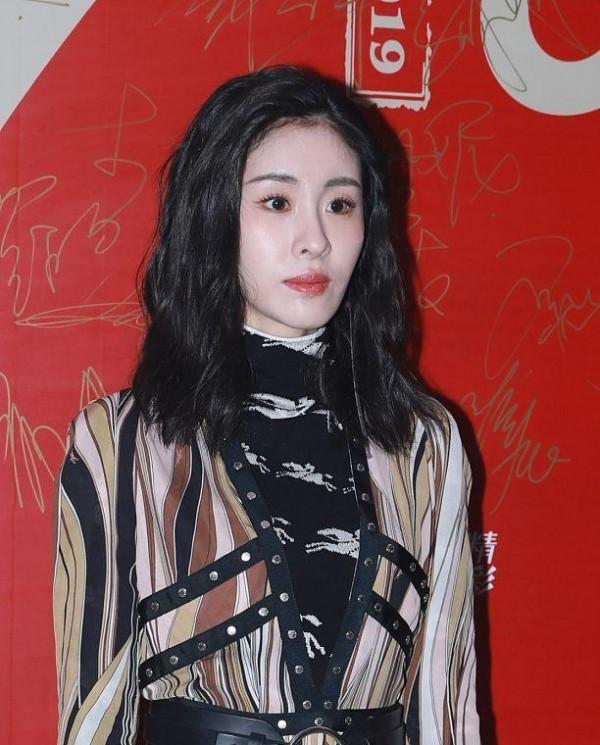 真看不出張碧晨已是孩子媽了，獅子頭髮型有個性，服裝很有嬸嬸感