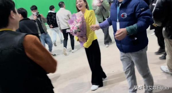 佘詩曼新戲殺青心情好！穿檸檬黃西裝，出道20多年初戀臉依舊沒變