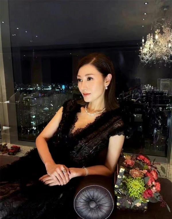 51歲李嘉欣撿回一命後高調出院！參加聚會曬美照，穿格紋衣好端莊