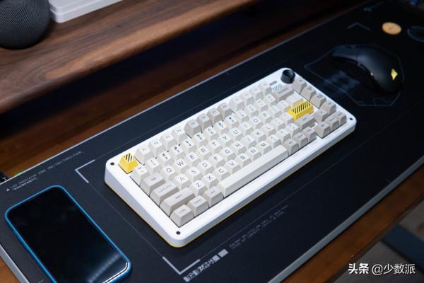 來分享 5 位作者好看又高效的桌面佈置