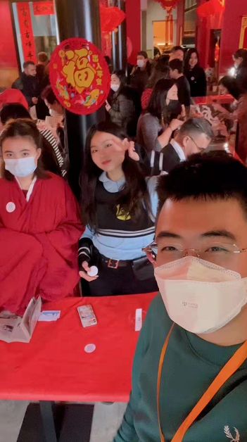 巴黎華人新春“小聚會”來了數百法國人：做了五六百個餃子，一百多碗刀削麵，還有人沒吃到