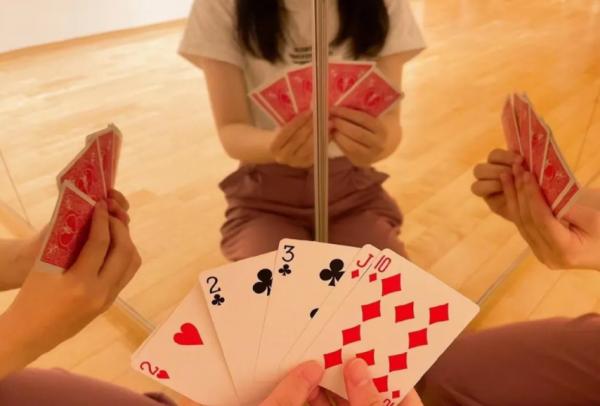 追了一年的男神同意和我交往了，前提是給他買個蘋果13？哈哈