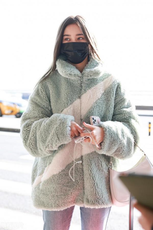 徐藝洋穿薄荷綠色羊羔絨外套搭配牛仔褲，背腋下包清純可愛