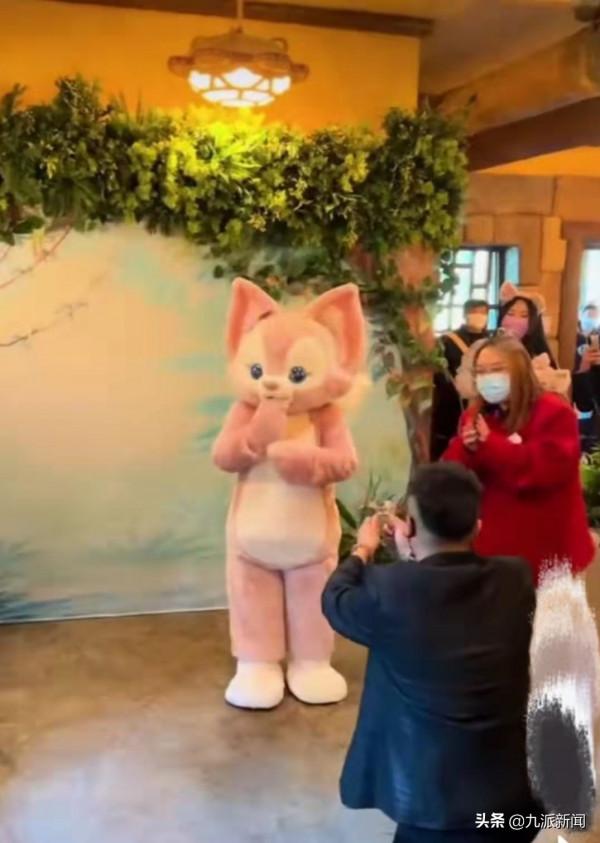 男遊客在迪士尼樂園向玲娜貝兒求婚引爭議,本人回應:我是想讓她嚐嚐被表白的滋味 男遊客在迪士尼樂園向玲娜貝兒求婚引爭議,本人回應:我是想讓她嚐嚐被表白的滋味