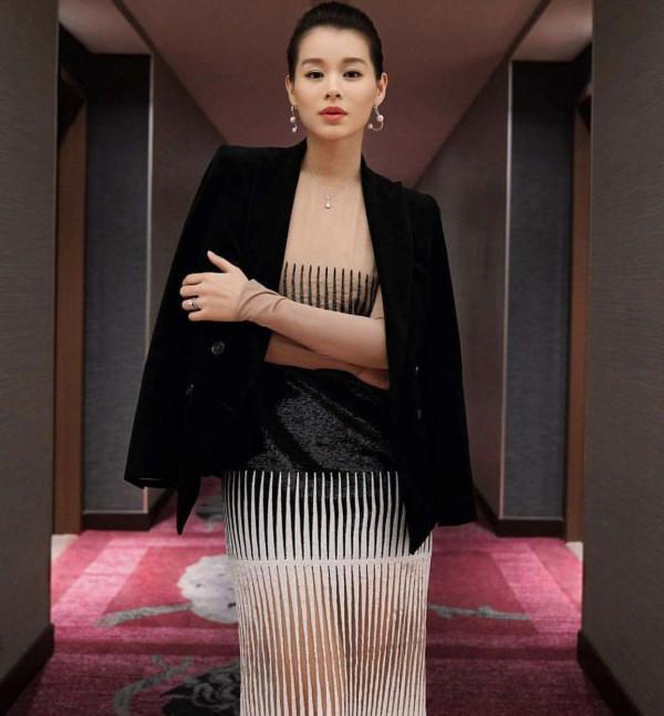 胡定欣賀胡杏兒生日,吃平民米線做夜宵,胡說八道會發展各不同 胡定欣賀胡杏兒生日,吃平民米線做夜宵,胡說八道會發展各不同