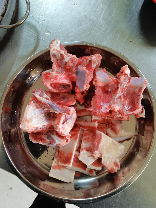 入冬進補煲湯系列之四~胡蘿蔔牛骨湯 入冬進補煲湯系列之四~胡蘿蔔牛骨湯