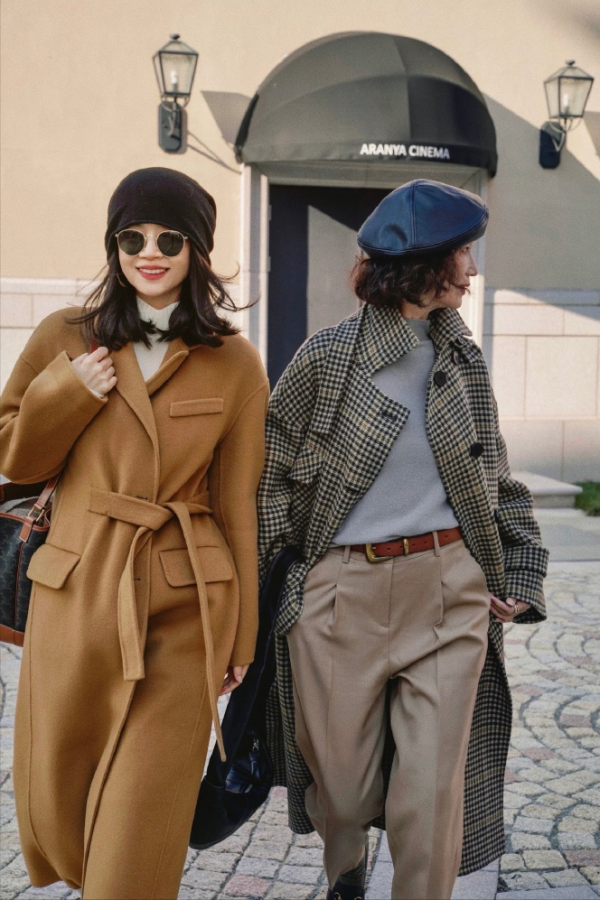 這對母女是博主真會穿！身穿大衣氣質優雅，看著像姐妹花一樣