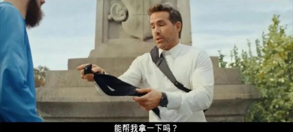 穿高衩裙光腳打架、徒手扒飛機，這部耗資超12億的大爽片，好過癮