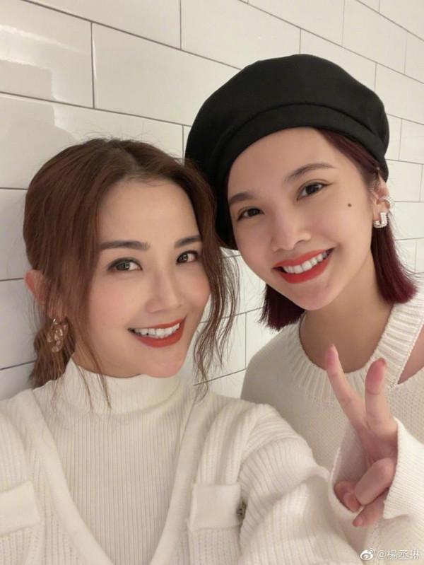 楊丞琳踩點為阿sa慶生 曬自拍嘟嘴比V