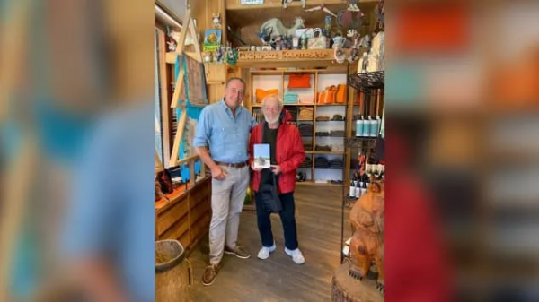 82歲老人孤島獨居30年,被迫回到群體生活,重逢舊情人 82歲老人孤島獨居30年,被迫回到群體生活,重逢舊情人