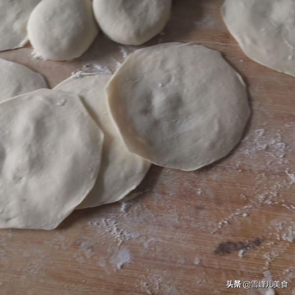 蒸包子，韭菜芹菜靠邊站，用它做餡鮮美多汁，出鍋連吃3個真過癮