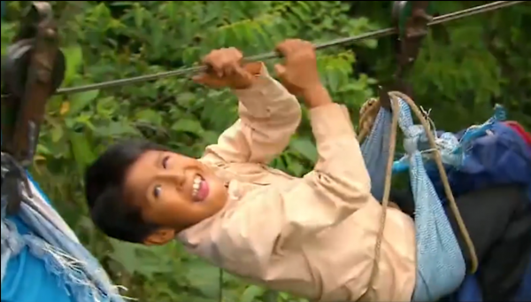 玻利維亞小孩為了上學，每天劃鋼索穿越300米峽谷，失誤就喪命