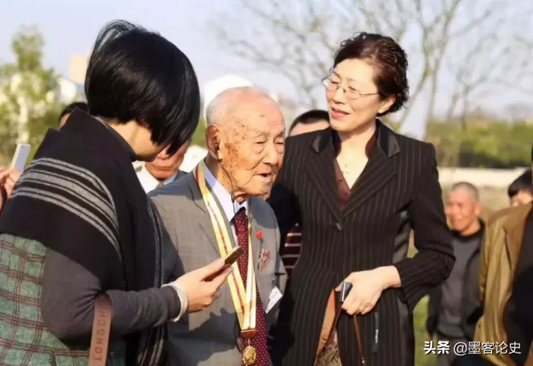 5年前,一日本老頭佩戴勳章來韶山,面向主席銅像哽咽:我是您的兵
