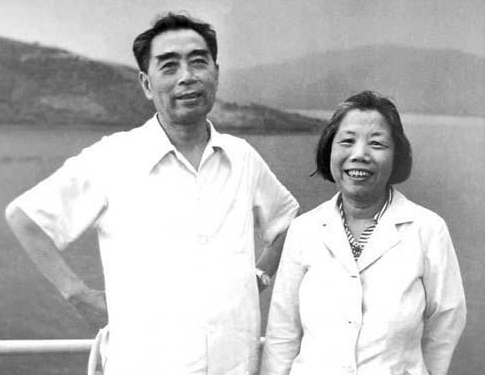 1975年周恩來第5次手術後,突然叫來醫生:太疼了,能哼幾聲嗎? 1975年周恩來第5次手術後,突然叫來醫生:太疼了,能哼幾聲嗎?