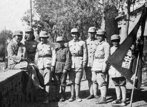 在近現代諸多知名作家中，毛主席為何青睞女作家丁玲？還為她寫詩