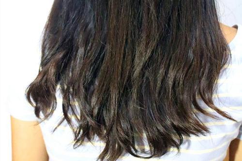 40多歲女性,頭頂多白髮,說明老了?白髮能不能轉黑? 40多歲女性,頭頂多白髮,說明老了?白髮能不能轉黑?