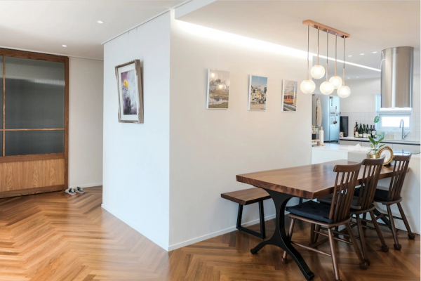 166㎡只有夫妻倆居住，沒有花裡胡哨的造型設計，乾淨得恰到好處