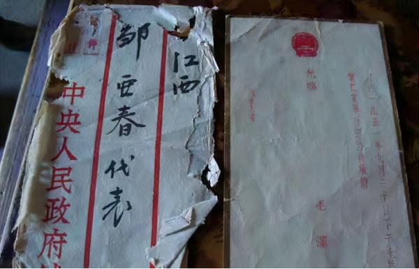 小姑娘冒險給紅軍送信，建國後毛主席邀她進京，她挑倆麻袋就去了