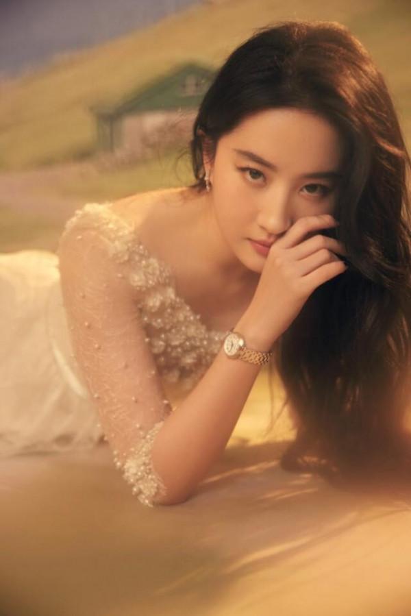 34歲劉亦菲發福不少，穿白裙依舊仙氣飄飄，全靠顏值在撐