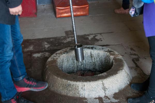 河北深山古塔下現百年老井,大旱不枯水清澈,為防人桶裝水貼禁令 河北深山古塔下現百年老井,大旱不枯水清澈,為防人桶裝水貼禁令