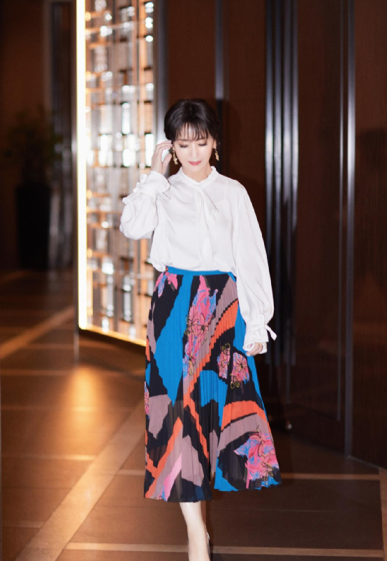 趙雅芝的美貌真不是吹的！穿襯衫裙優雅甜美，哪裡像是66歲的奶奶